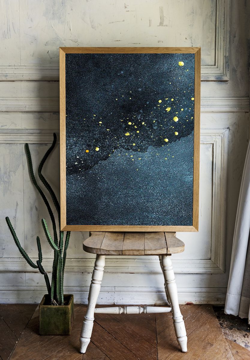 Gold splatter dark blue texture. — room view 1