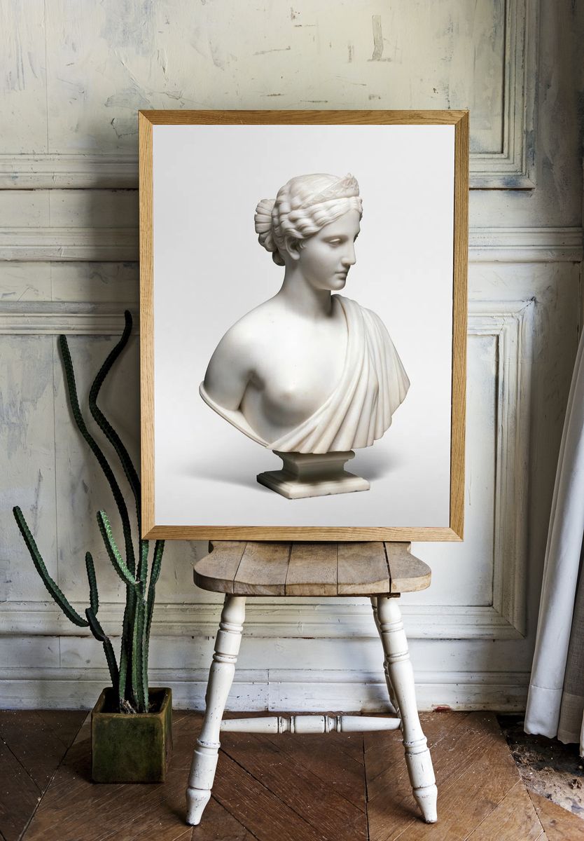 Nude woman sculpture showing America. — room view 1