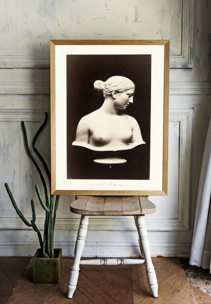Naked woman sculpture, Bust Greek. — room view 1