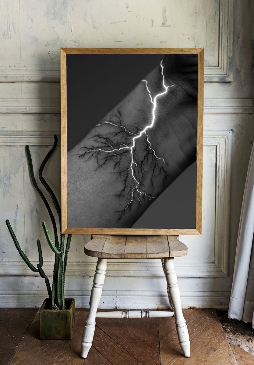 Lightning Vein Black-White Print. — room view 1