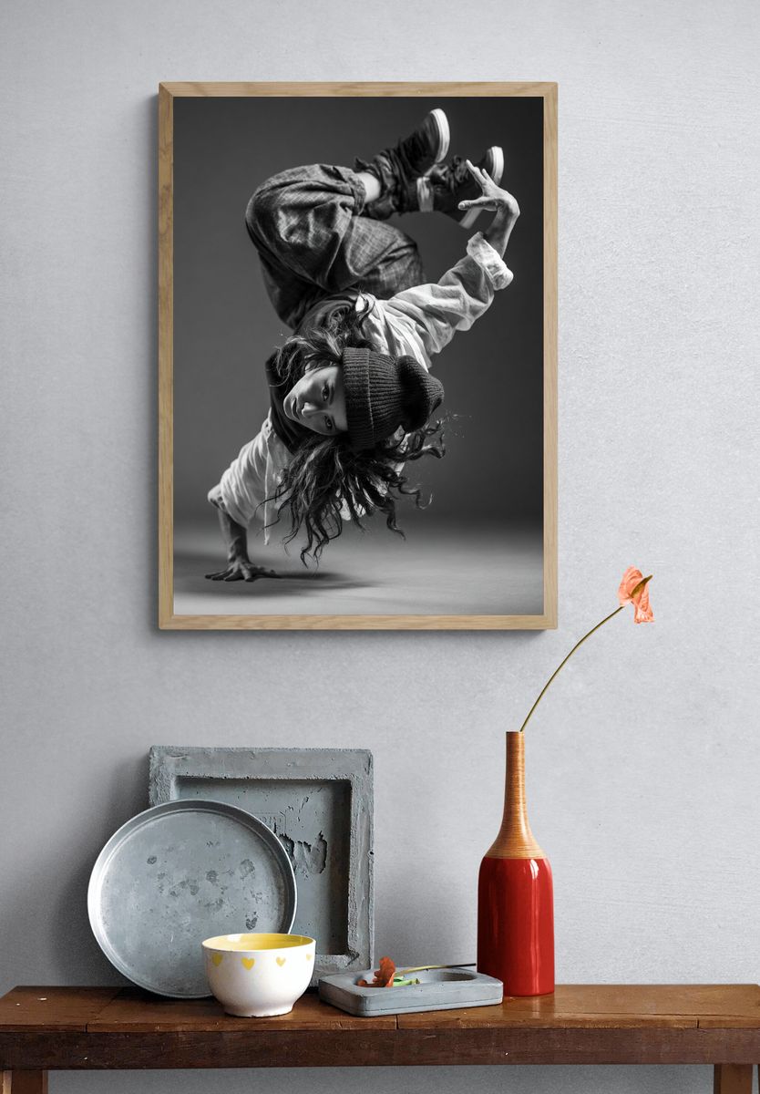 Breakdance Freeze Black-White Poster. — room view 3