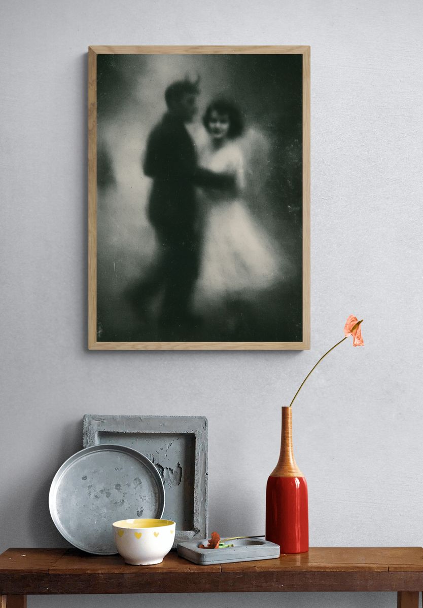 Blurred Couple Black-White Poster. — room view 3