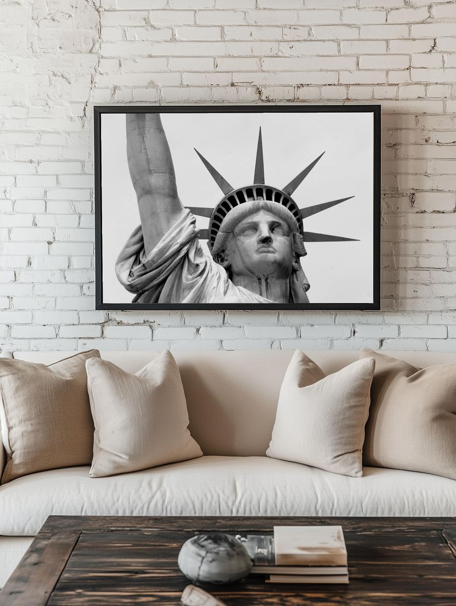 Black white closeup photo Statue. — room view 1