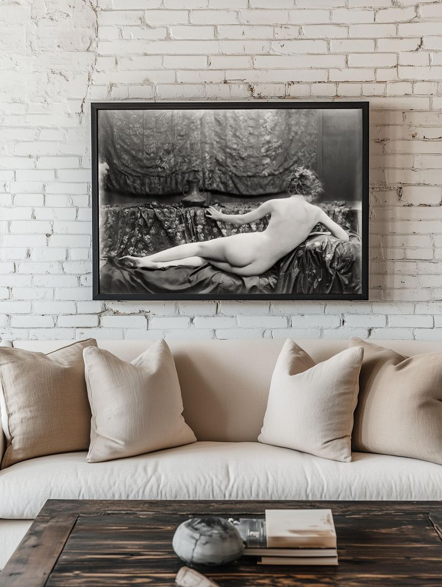 Nude photography naked woman: Portrait. — room view 1
