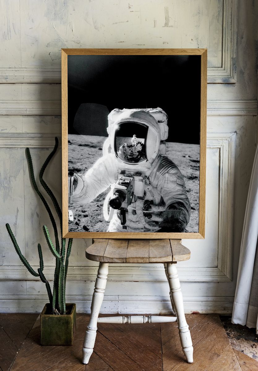Astronaut Alan Bean holds Special. — room view 1