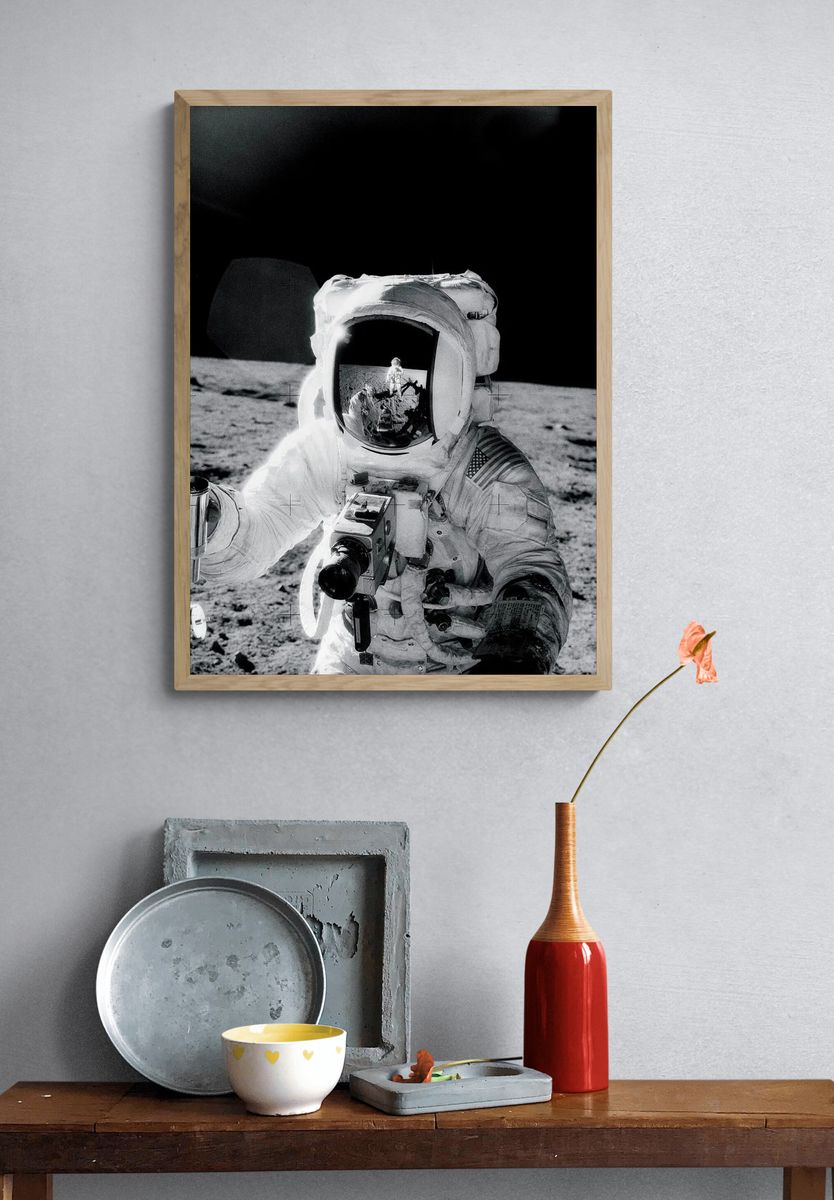 Astronaut Alan Bean holds Special. — room view 3