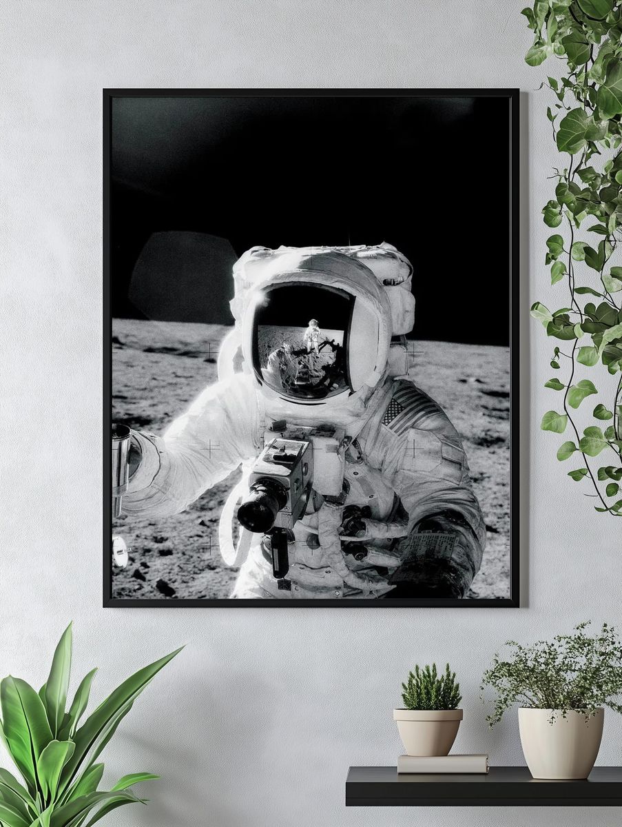 Astronaut Alan Bean holds Special. — room view 4